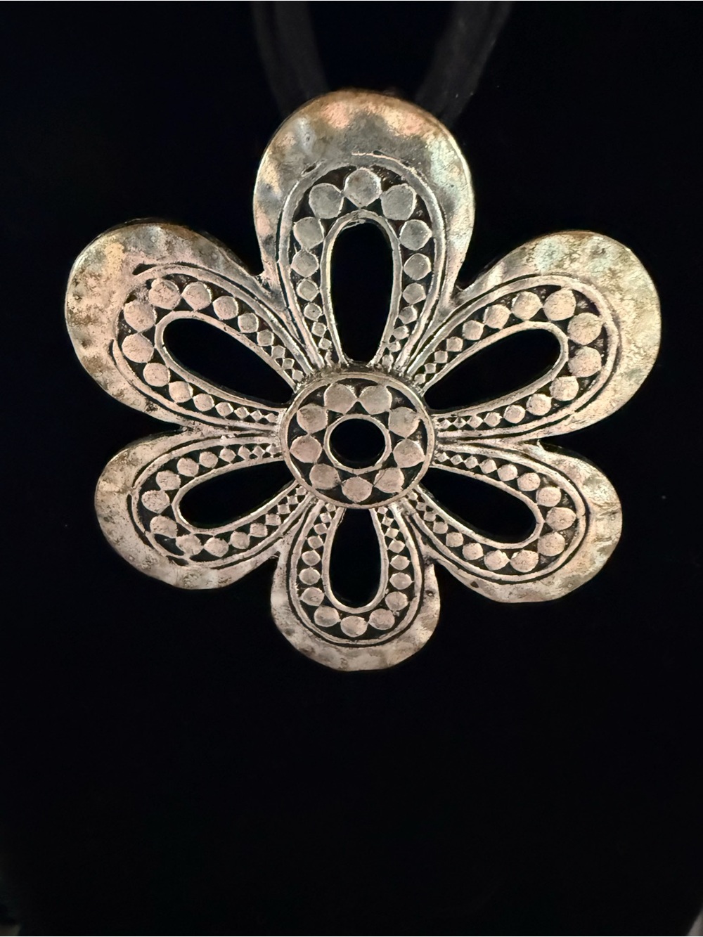 Vintage-Inspired silver tone Flower Pendant Necklace - Women - Picture 2 of 4